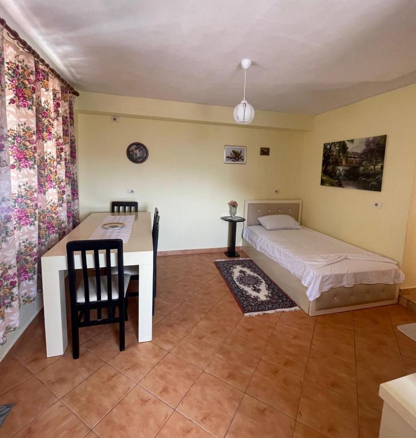 Blue Guesthouse Гирокастра Экстерьер фото